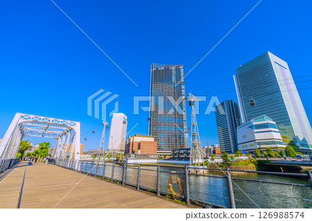 日本橫濱的城市景觀，夏日般的陽光...Kishamichi 高速公路上的港區一號橋和港區二號橋（背景）的景色 = 6 月 5 日 126988574