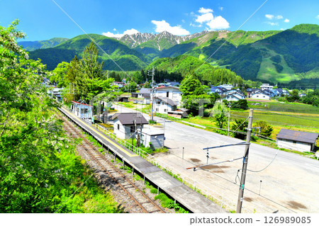 從 JR 大糸線飯盛站附近眺望白馬五龍滑雪場（長野縣白馬村）[2025 年 6 月] 126989085