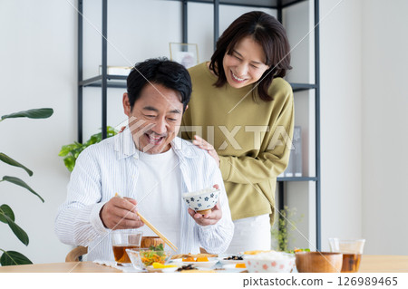 中年夫婦吃飯 中年夫婦吃飯 126989465