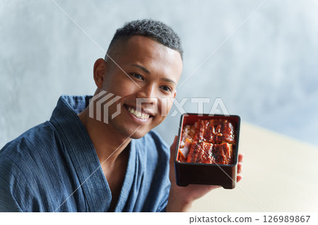 外國遊客吃日本料理 外國遊客吃日本料理 126989867