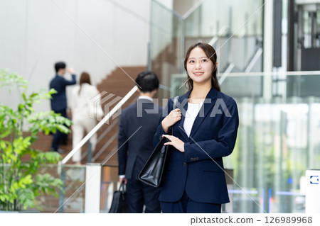 一位年輕的女商人在辦公室工作。照片由Sky Perfect TV東京媒體中心提供。 一位年輕的女商人在辦公室工作。照片由Sky Perfect TV東京媒體中心提供。 126989968
