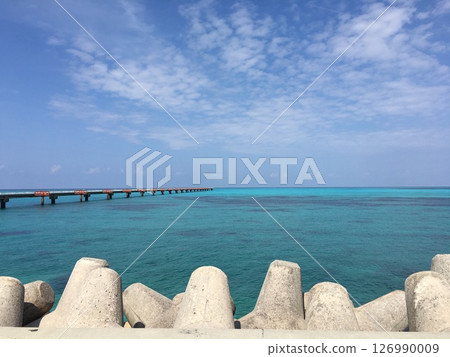 宮古島美麗的海洋和藍天風景照片 | 沖繩度假勝地的壯麗自然景觀 宮古島美麗的海洋和藍天風景照片 | 沖繩度假勝地的壯麗自然景觀 126990009