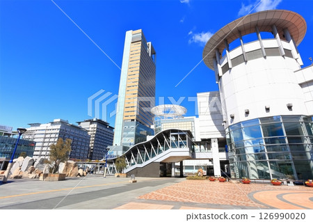 [Kagawa Prefecture] Sunport Takamatsu and Takamatsu Station Square on a sunny day 126990020