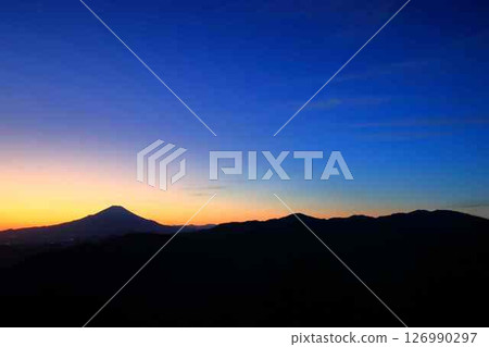從大山眺望黃昏的富士山和丹澤山脈 126990297