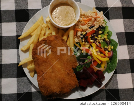 澳洲卡米拉飯店酒吧的麵包屑豬肉 澳洲卡米拉飯店酒吧的麵包屑豬肉 126990414