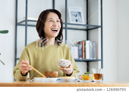 中年婦女吃飯 126990793