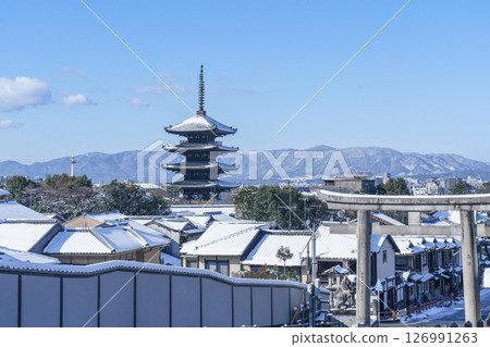 從高台寺附近欣賞八坂塔和京都的雪景 126991263