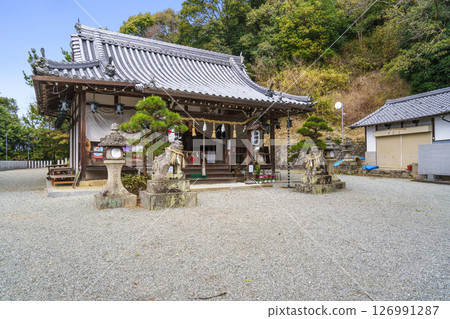 Tamaso Shrine Worship Hall (Kantatsu, Yao City, Osaka Prefecture) 126991287