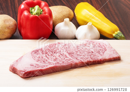 砧板上的新鮮生牛肉,和牛牛排,牛排肉,西冷牛排,圖像材料 砧板上的新鮮生牛肉,和牛牛排,牛排肉,西冷牛排,圖像材料 126991728