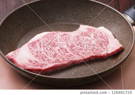 煎鍋烤牛肉、和牛牛排、霜降牛排、西冷牛排、圖片素材 煎鍋烤牛肉、和牛牛排、霜降牛排、西冷牛排、圖片素材 126991729