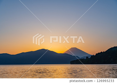 （神奈川縣）從元箱根湖眺望富士山的夜景 126993233