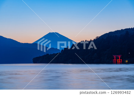 （神奈川縣）從元箱根湖眺望富士山的夜景 126993482