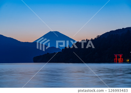 (Kanagawa Prefecture) Evening view of Mt. Fuji from Lake Motohakone 126993483