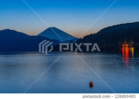 （神奈川縣）從元箱根湖眺望富士山的夜景 126993485