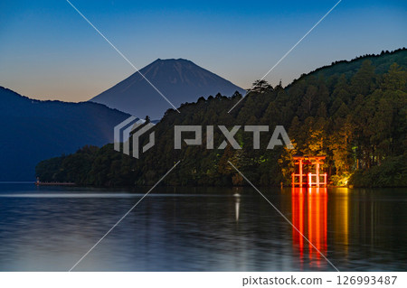 (Kanagawa Prefecture) Evening view of Mt. Fuji from Lake Motohakone 126993487