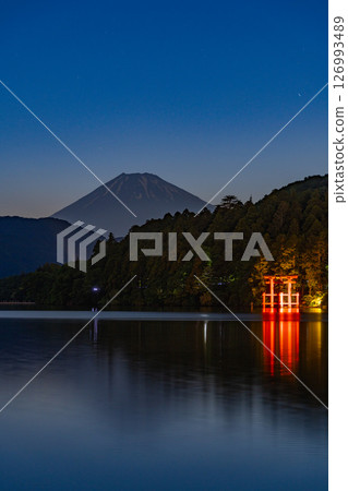 （神奈川縣）從元箱根湖眺望富士山的夜景 126993489