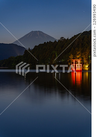 （神奈川縣）從元箱根湖眺望富士山的夜景 126993490