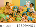 孩子們在兒童房玩很多絨毛玩具 126994481