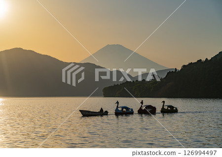 (Kanagawa Prefecture) Lake Ashi as dusk approaches, a lakeside scene, Mount Fuji 126994497