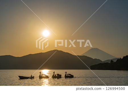 (神奈川縣)黃昏時分的蘆之湖、湖畔景色、富士山 (神奈川縣)黃昏時分的蘆之湖、湖畔景色、富士山 126994500