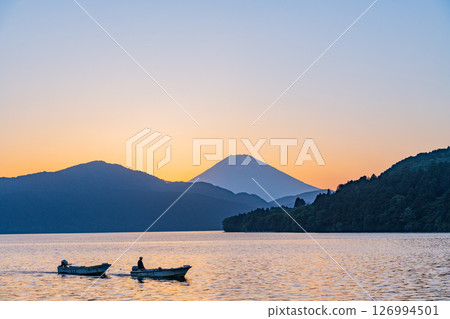 (神奈川縣)黃昏時分的蘆之湖、湖畔景色、富士山 (神奈川縣)黃昏時分的蘆之湖、湖畔景色、富士山 126994501