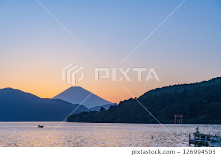 (Kanagawa Prefecture) Lake Ashi as dusk approaches, a lakeside scene, Mount Fuji 126994503