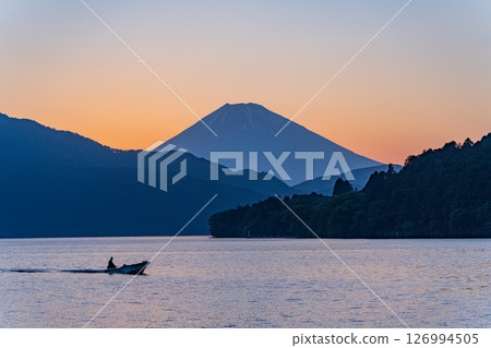 （神奈川縣）黃昏時分的蘆之湖、湖畔景色、富士山 126994505