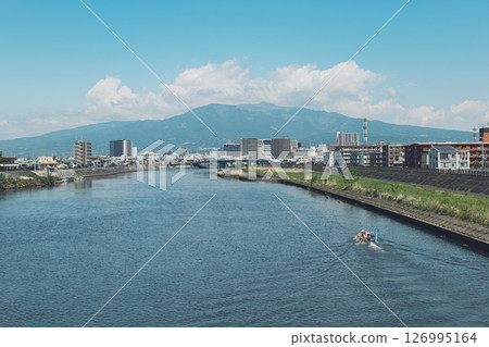 觀光渡輪「雁遊島之渡」在靜岡縣沼津市的鹿野川上航行。 126995164