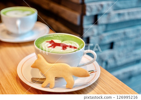 抹茶拿鐵中漂浮的紅狐狸 抹茶拿鐵中漂浮的紅狐狸 126995216