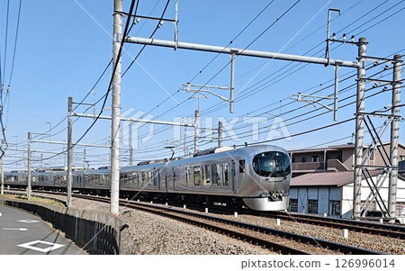 行駛在藍天下的Laview Express列車 126996014