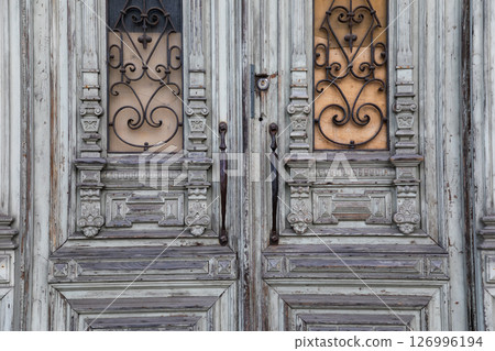 The old wooden door with carved patterns close-up The old wooden door with carved patterns close-up 126996194