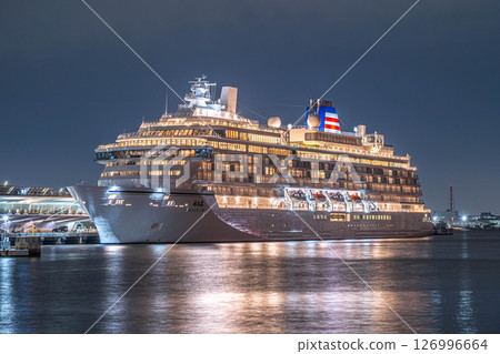 飛鳥三號的燈光倒映在水面上，靜謐的夜港 126996664