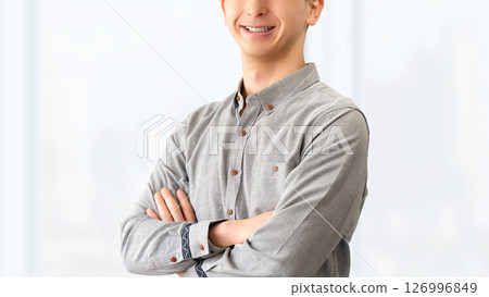 交叉雙臂微笑的男性商人 126996849