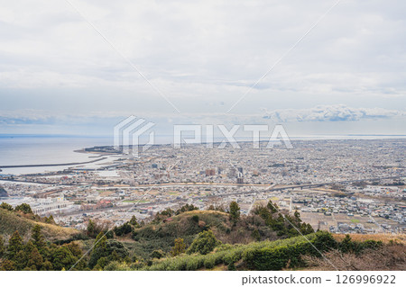 View of the cityscape, sea and sky of Yaizu from Fuefukidan Park in Yaizu City (Shizuoka Prefecture) 126996922