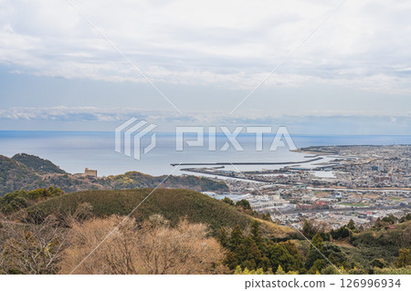 View of the cityscape, sea and sky of Yaizu from Fuefukidan Park in Yaizu City (Shizuoka Prefecture) 126996934