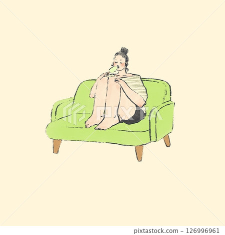 在沙發上吃冰淇淋的女人 126996961