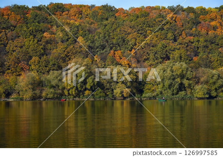 Early morning at the lake, in autumn Early morning at the lake, in autumn 126997585