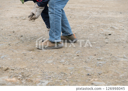 [Auto camping on the Nakatsugawa riverbed, removing the guy rope pegs and withdrawing] 126998045
