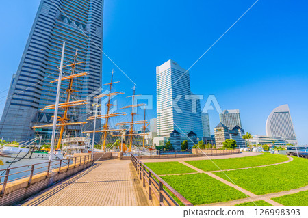 日本橫濱的城市景觀,可欣賞日本丸號帆船和橫濱地標塔的景色 日本橫濱的城市景觀,可欣賞日本丸號帆船和橫濱地標塔的景色 126998393
