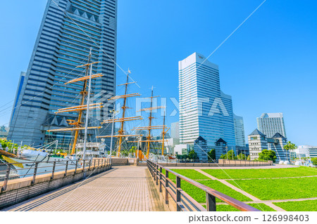 日本橫濱的城市景觀，可欣賞日本丸號帆船和橫濱地標塔的景色 126998403