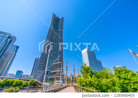 日本橫濱的城市景觀，可欣賞日本丸號帆船和橫濱地標塔的景色 126998405
