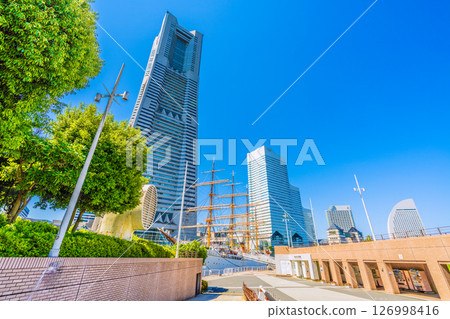 日本橫濱的城市景觀，可欣賞日本丸號帆船和橫濱地標塔的景色 126998416