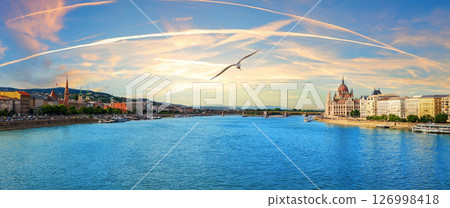 Budapest landmarks panorama, beautifil view of the Danube 126998418