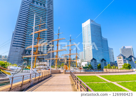 日本橫濱的城市景觀，可欣賞日本丸號帆船和橫濱地標塔的景色 126998423