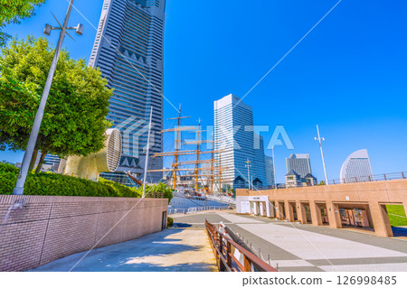 日本橫濱的城市景觀,可欣賞日本丸號帆船和橫濱地標塔的景色 日本橫濱的城市景觀,可欣賞日本丸號帆船和橫濱地標塔的景色 126998485