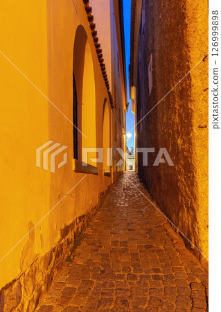 Narrow alley at dawn, Cesky Krumlov, Czech Republic 126999898