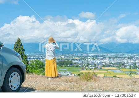 一名女子在公路旅行中用智慧型手機拍攝。 一名女子在公路旅行中用智慧型手機拍攝。 127001527