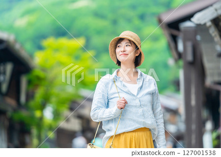 Woman traveling, woman looking at the scenery 127001538
