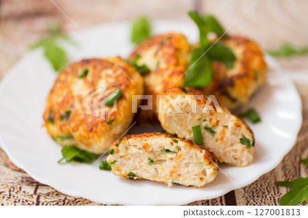 delicious chicken cutlets on a wooden table delicious chicken cutlets on a wooden table 127001813