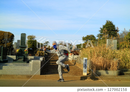 Old man jogging 127002158